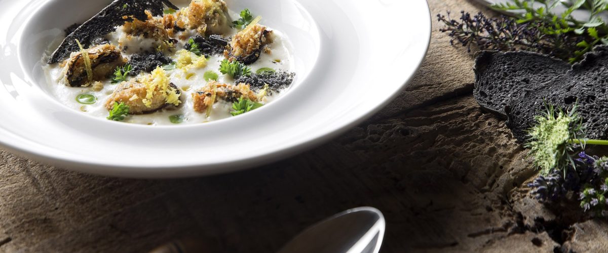 moscioli-di-portonovo-gratinati-spuma-calda-di-cannellini-estratto-di-prezzemoloe-e-limone-crunch-al-nero-di-seppia-web moscioli-di-portonovo-gratinati-spuma-calda-di-cannellini-estratto-di-prezzemoloe-e-limone-crunch-al-nero-di-seppia-web